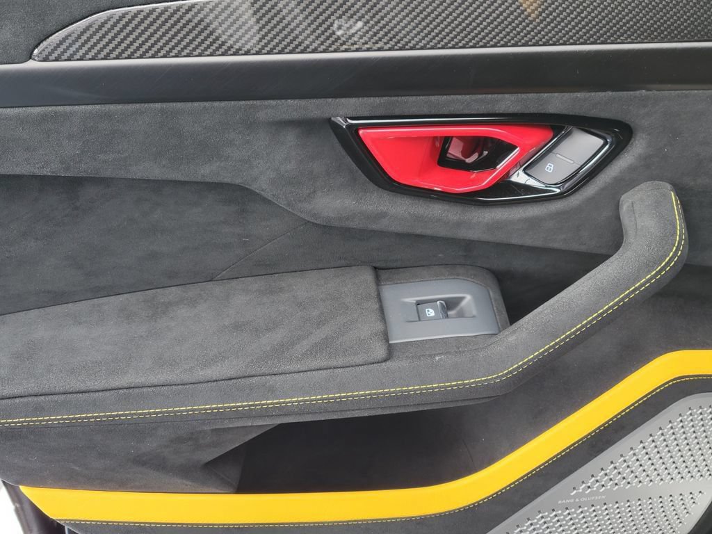 Used 2023 Lamborghini Urus Performante AWD/4WD image 9