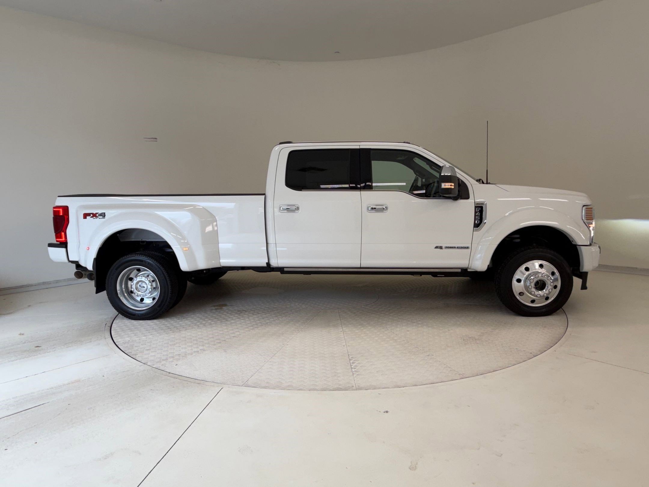Certified 2022 Ford F450 Platinum w/ FX4 Off-Road Package image 8