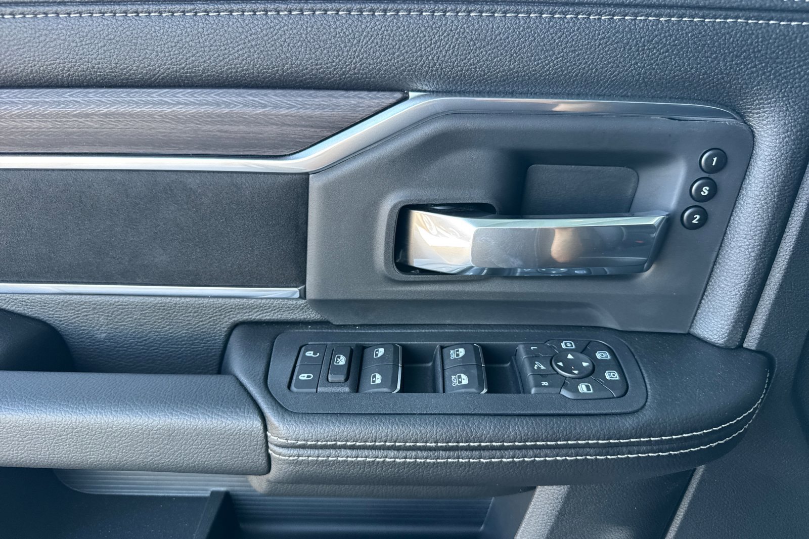 New 2026 RAM 2500 Laramie AWD/4WD image 10