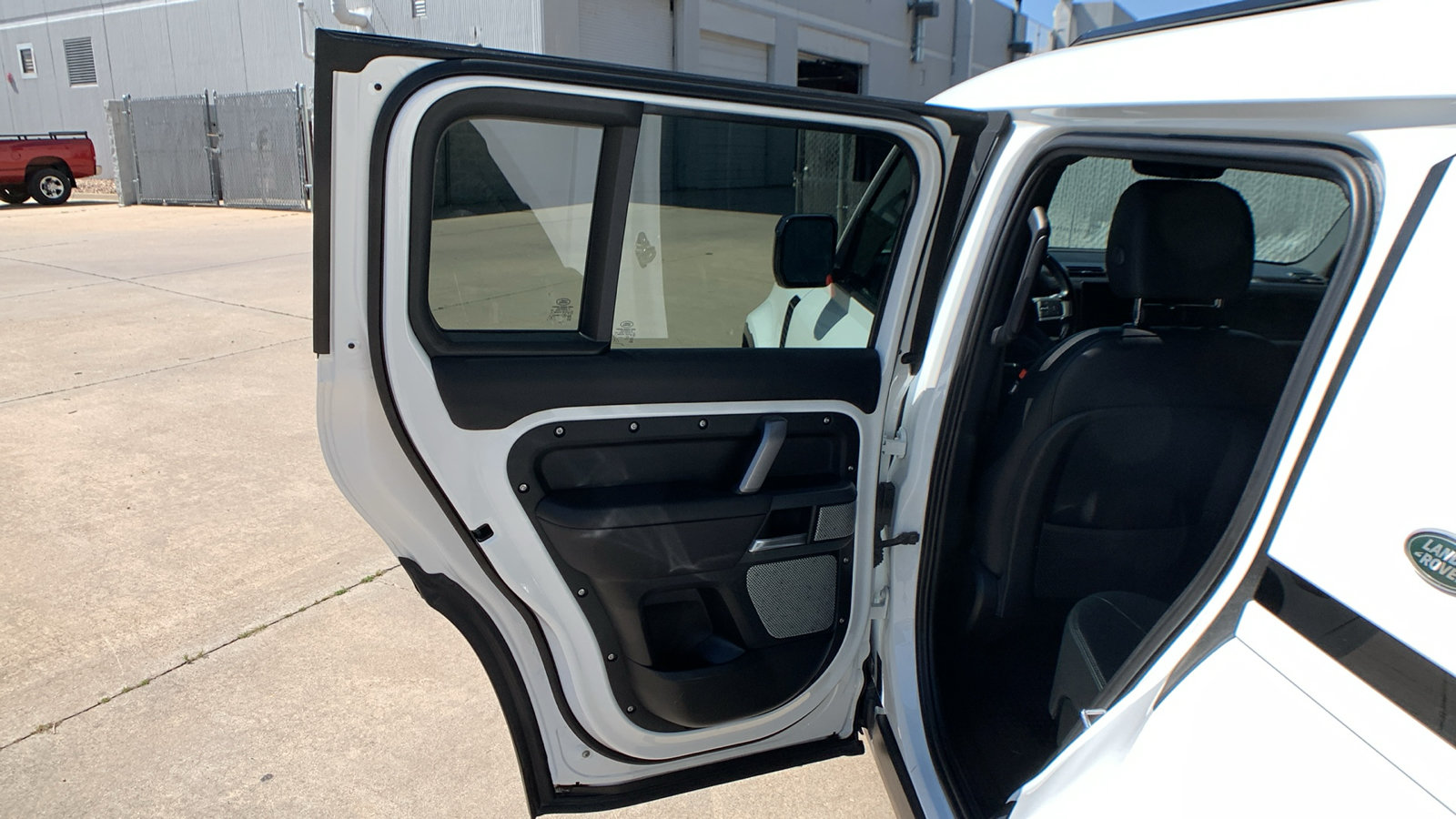 Used 2024 Land Rover Defender 130 X-Dynamic SE AWD/4WD image 22