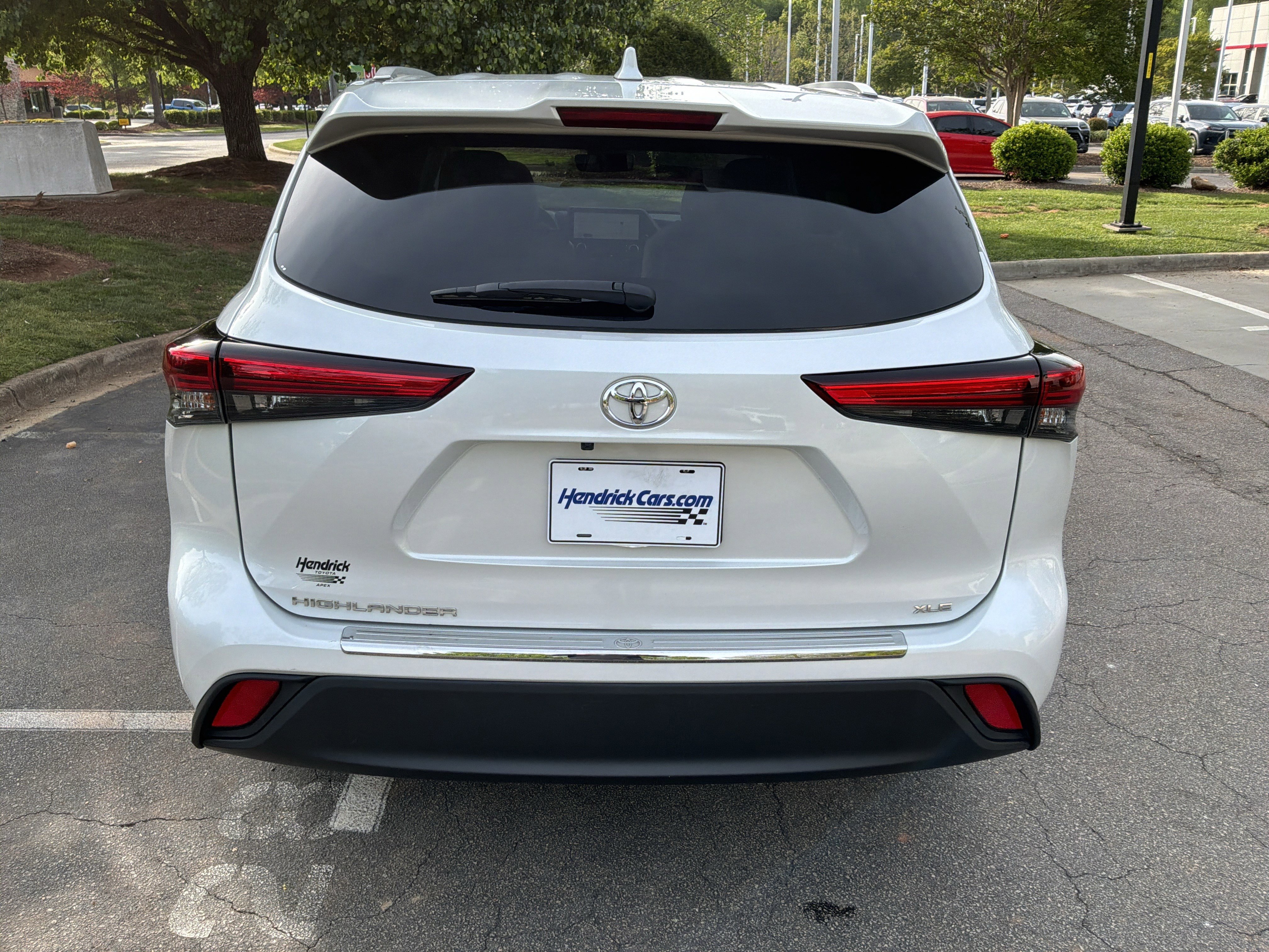 Used 2023 Toyota Highlander XLE image 9