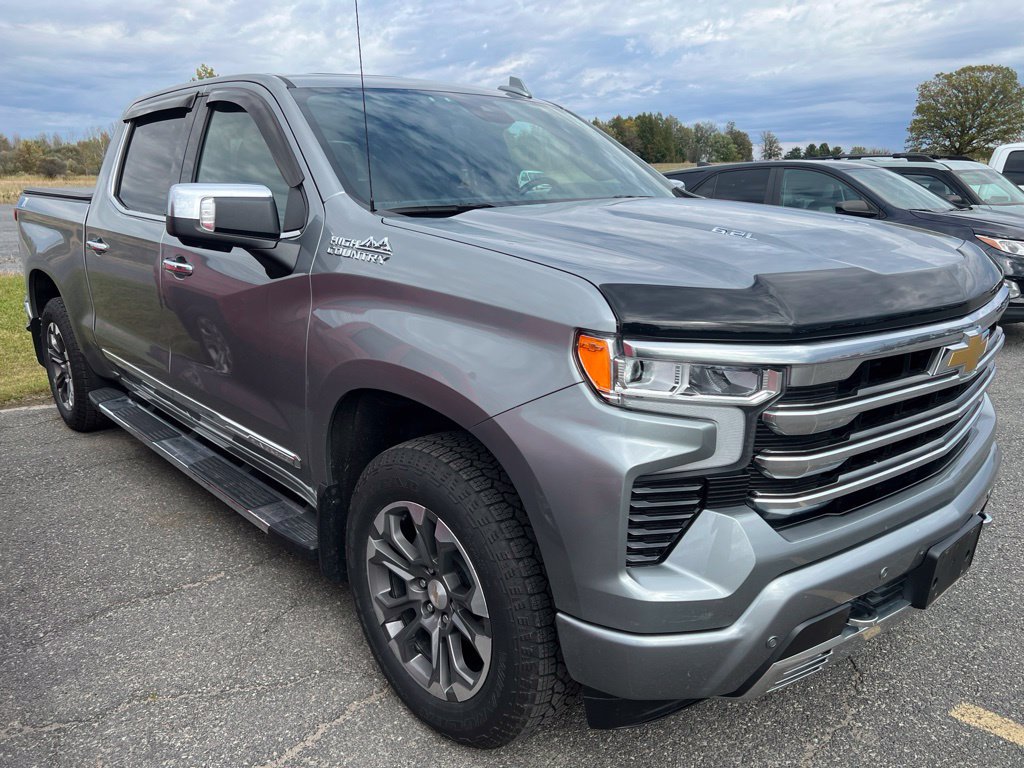Used 2025 Chevrolet Silverado 1500 High Country w/ Technology Package AWD/4WD image 2