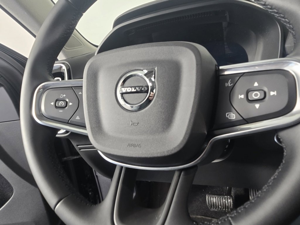 Certified 2025 Volvo XC40 B5 Core image 21