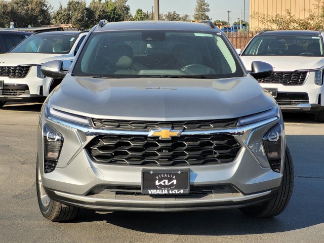 Used 2025 Chevrolet Trax LT w/ LT Convenience Package FWD image 3