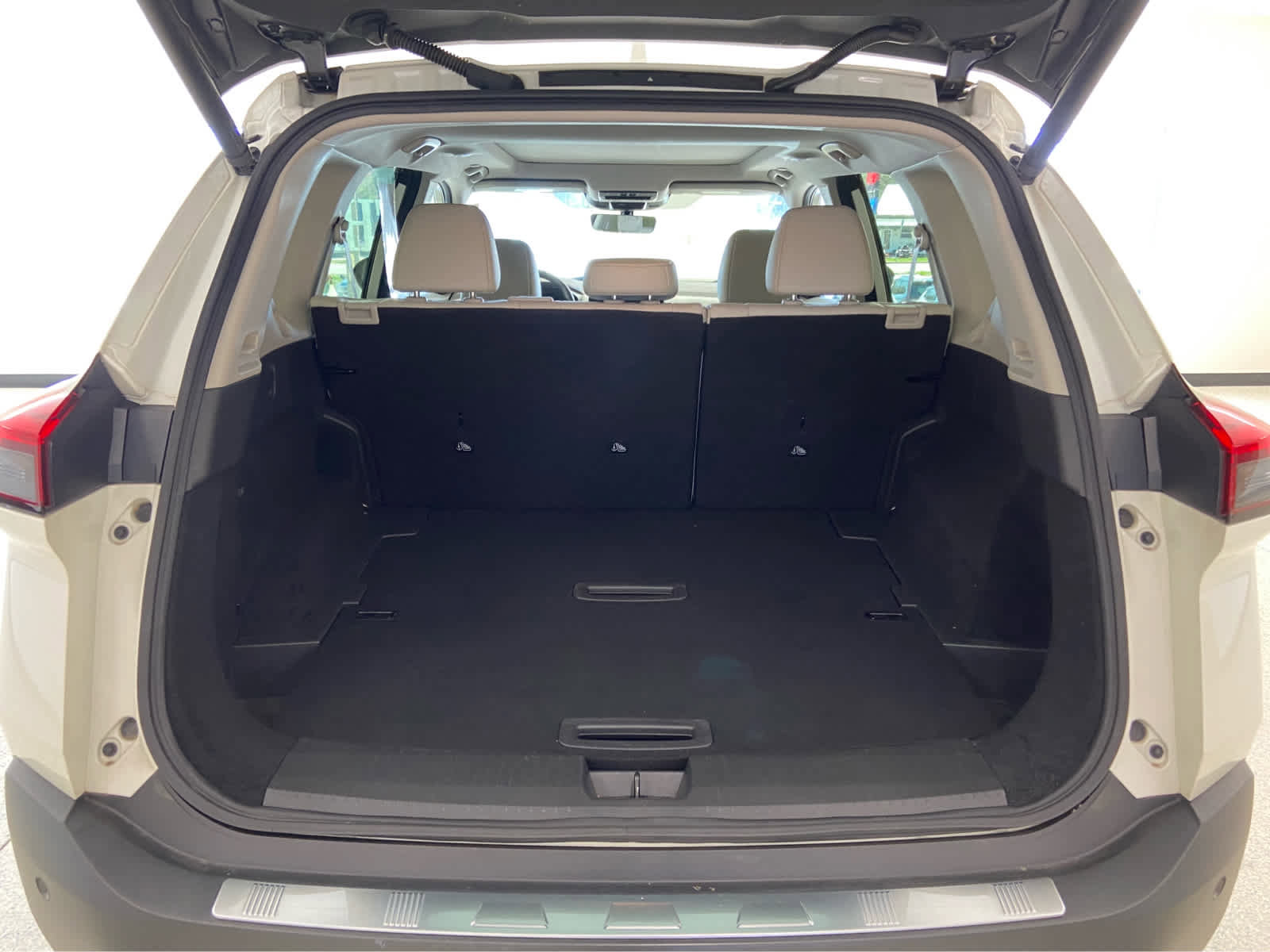 Used 2023 Nissan Rogue SL w/ SL Premium Package image 8