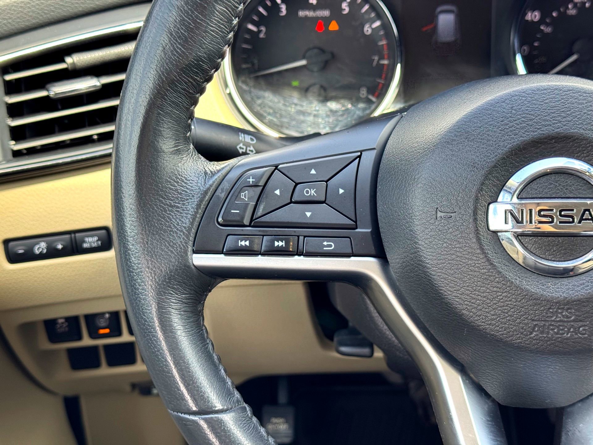 Used 2017 Nissan Rogue SV FWD image 22