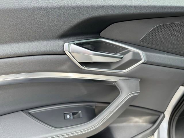 Used 2022 Audi e-tron Premium w/ Convenience Plus Package image 39