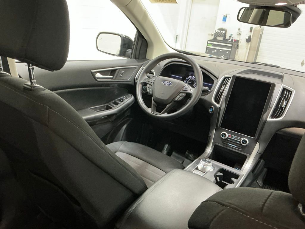 Used 2022 Ford Edge SE w/ Black Appearance Package image 16