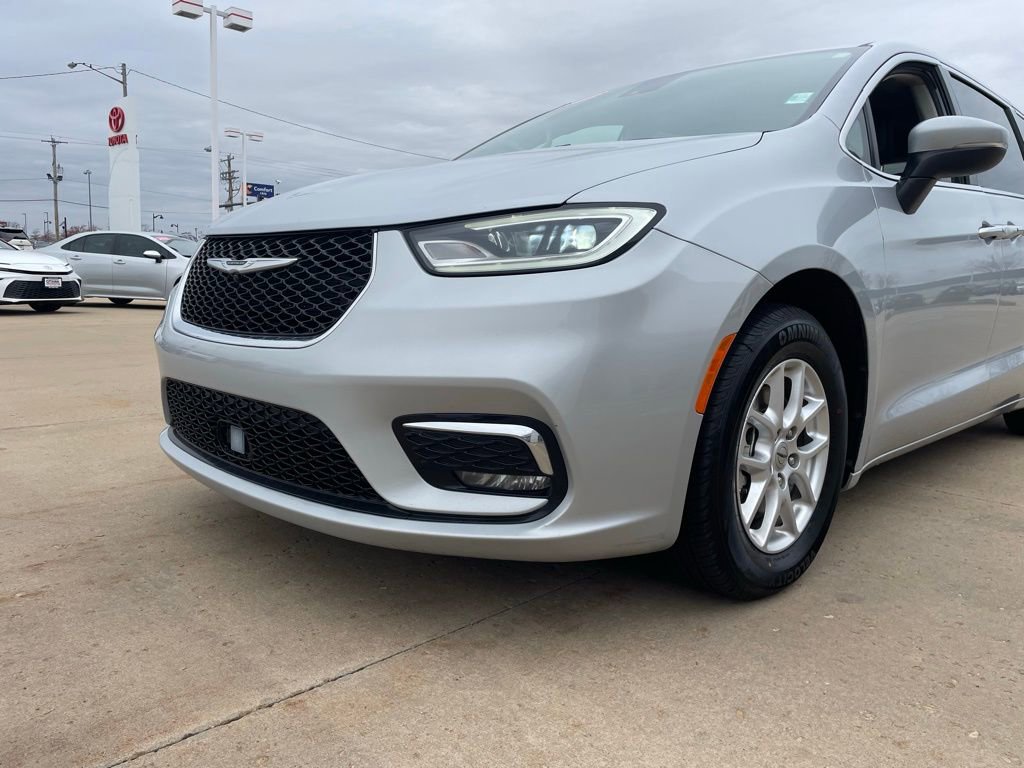 Used 2023 Chrysler Pacifica Touring-L image 16