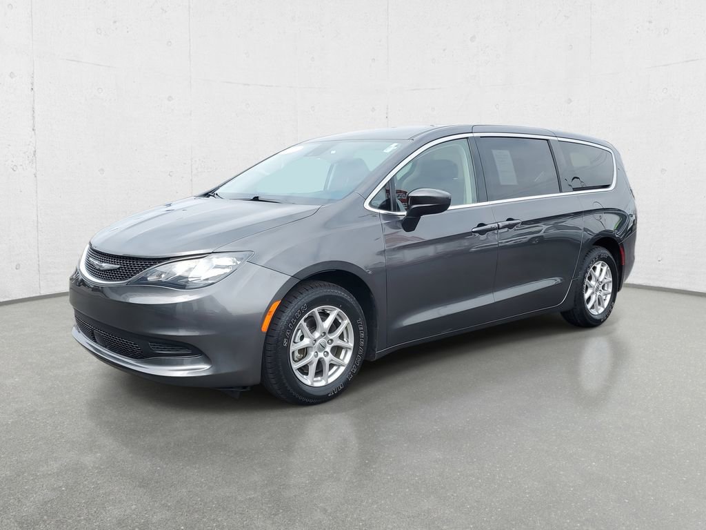 Used 2023 Chrysler Voyager LX image 4