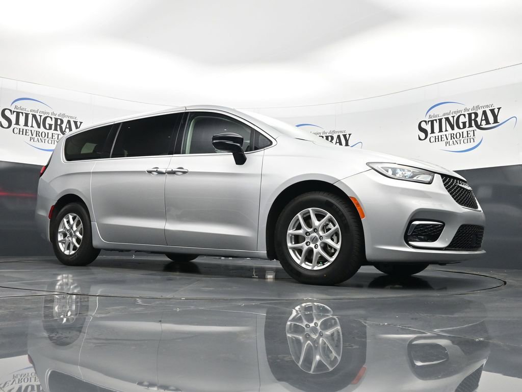 Used 2024 Chrysler Pacifica Touring-L image 17
