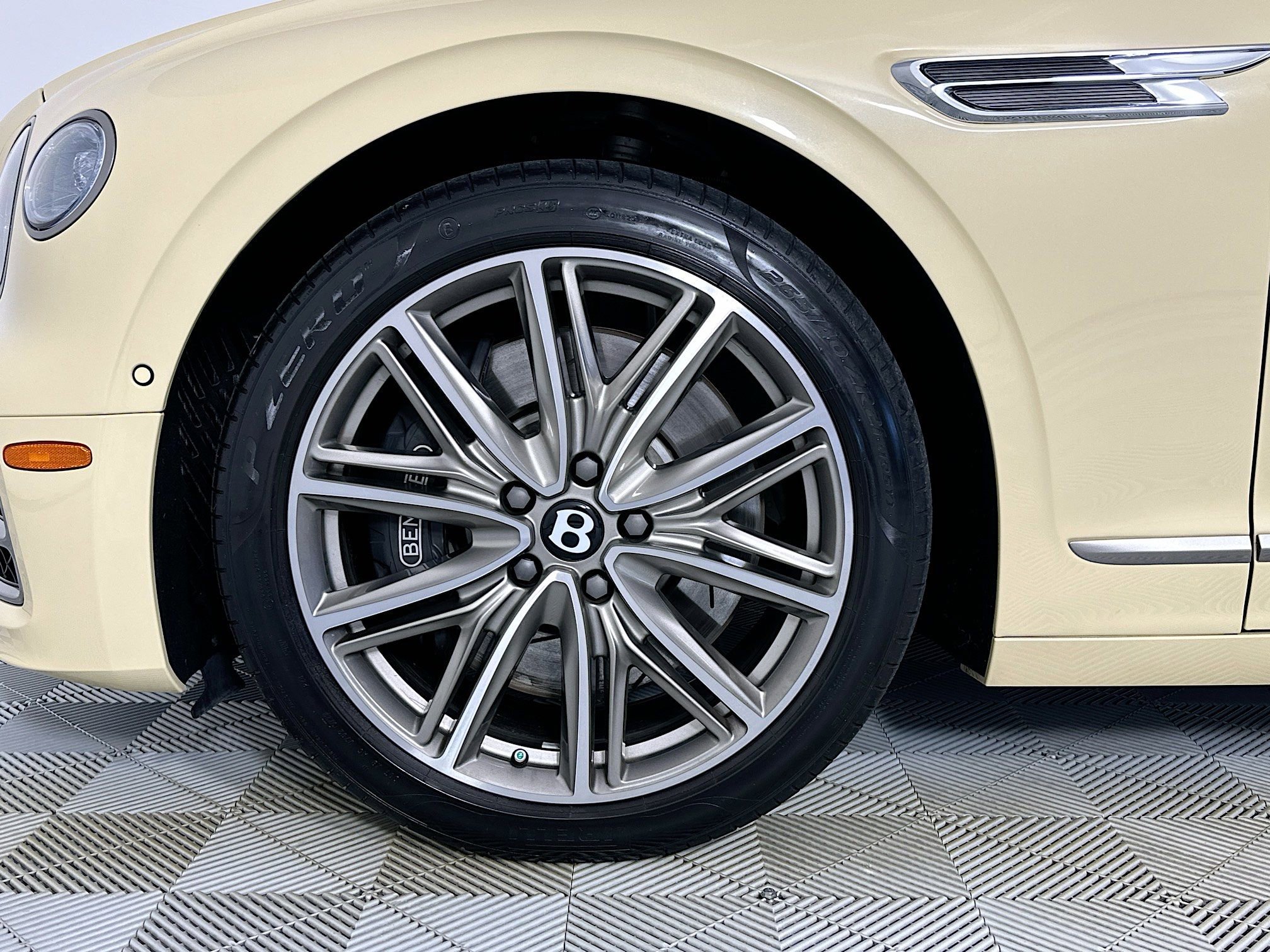 Used 2023 Bentley Flying Spur Plug-In Hybrid image 6