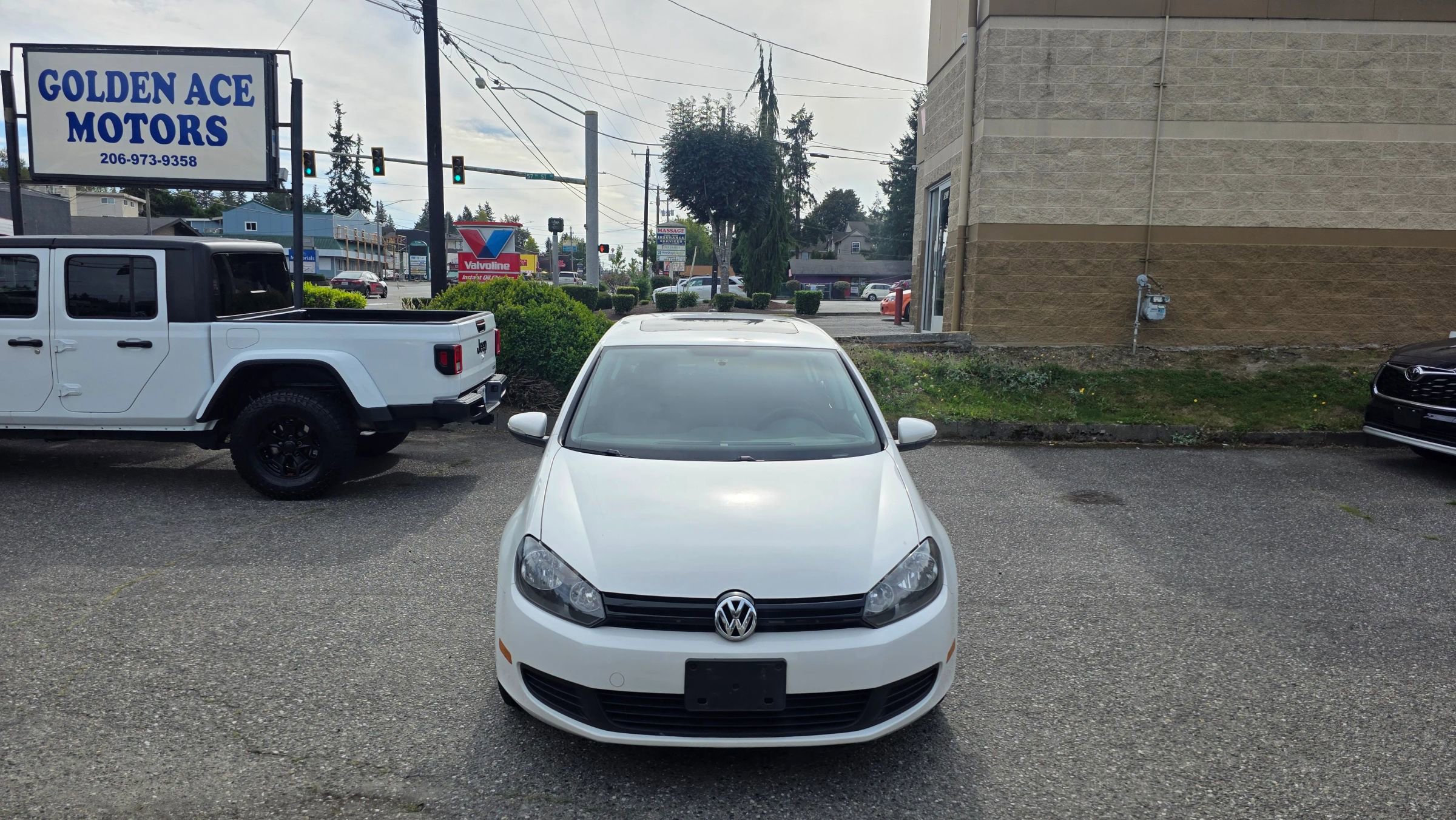 Used 2012 Volkswagen Golf 4-Door image 2