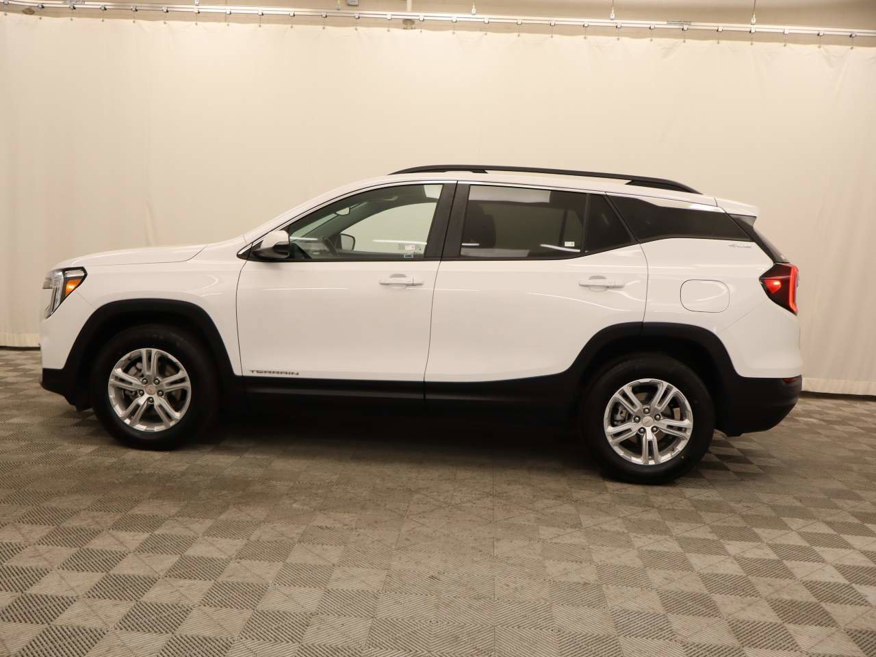 Used 2023 GMC Terrain SLE w/ Driver Convenience Package image 2