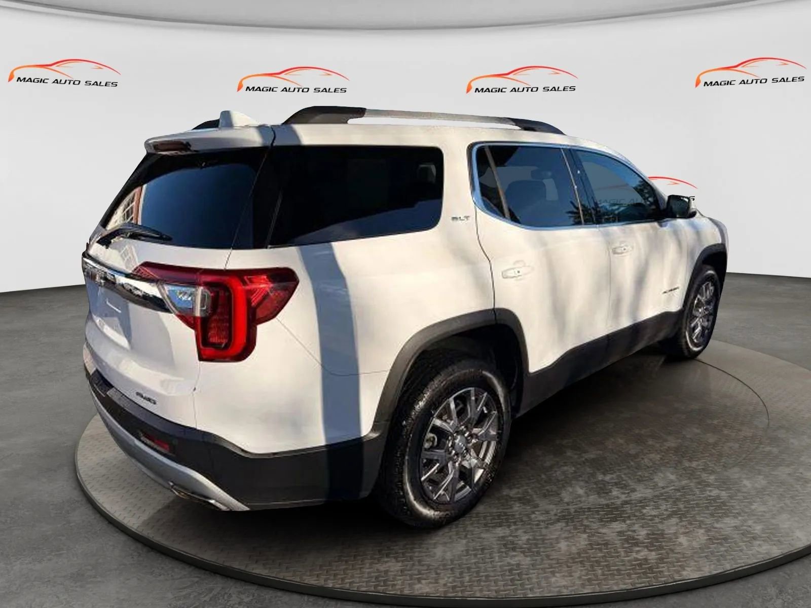 Used 2022 GMC Acadia SLT w/ LPO, Floor Liner Package image 10