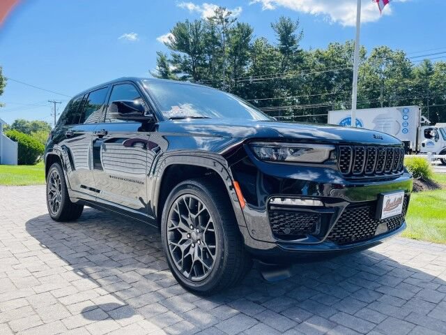Used 2025 Jeep Grand Cherokee Summit w/ Obsidian Package AWD/4WD image 4