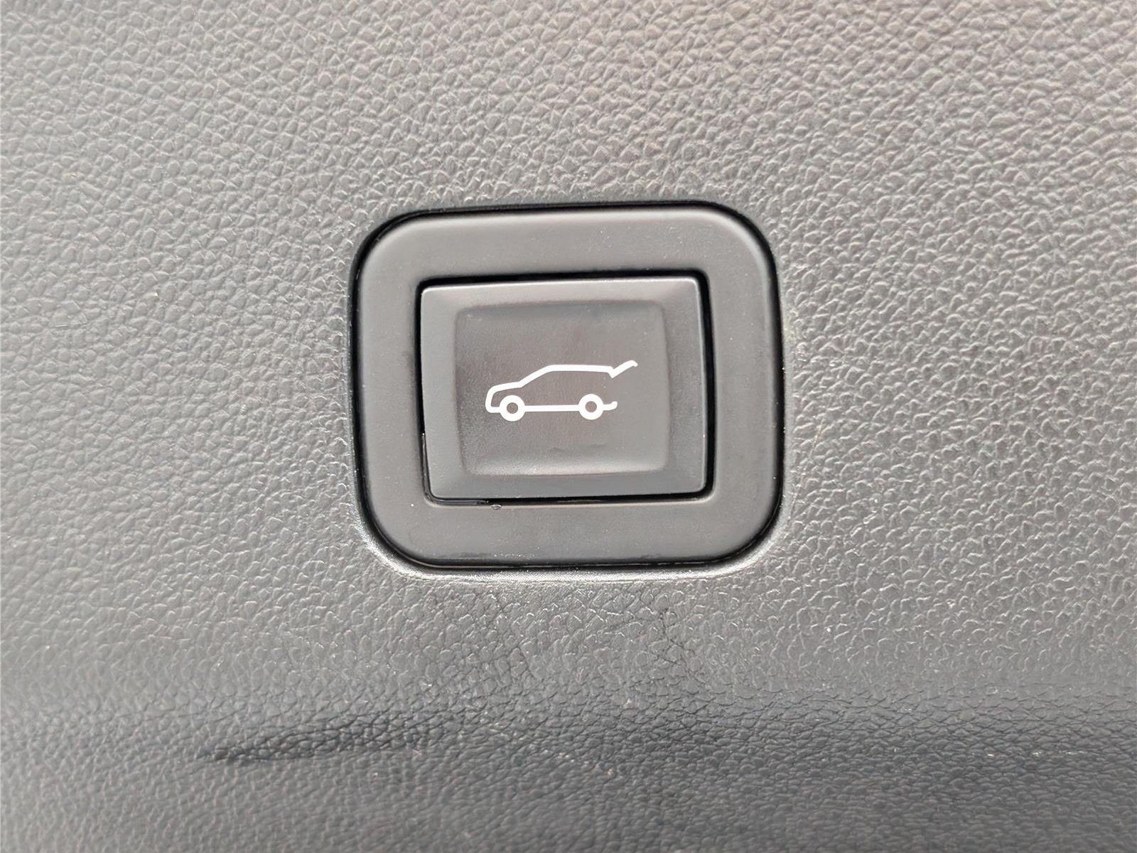 Used 2024 Chevrolet Suburban Premier RWD image 16