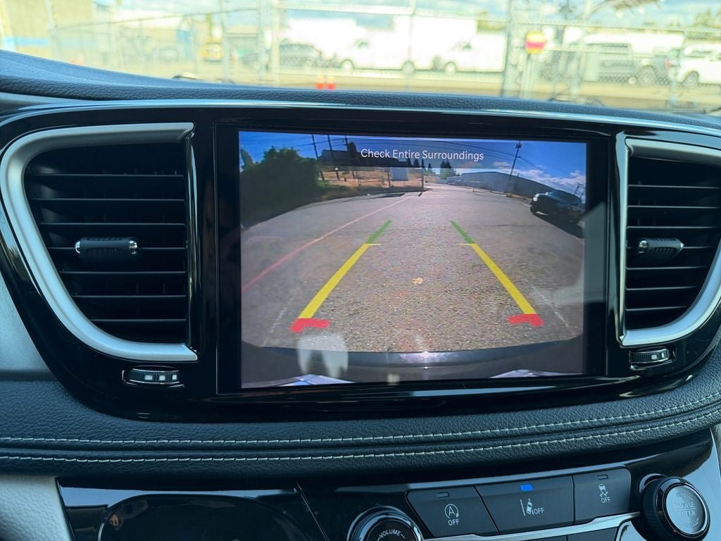 Used 2022 Chrysler Pacifica Touring-L FWD image 17