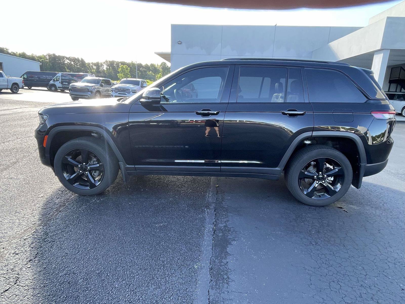 Certified 2023 Jeep Grand Cherokee Altitude AWD/4WD image 18