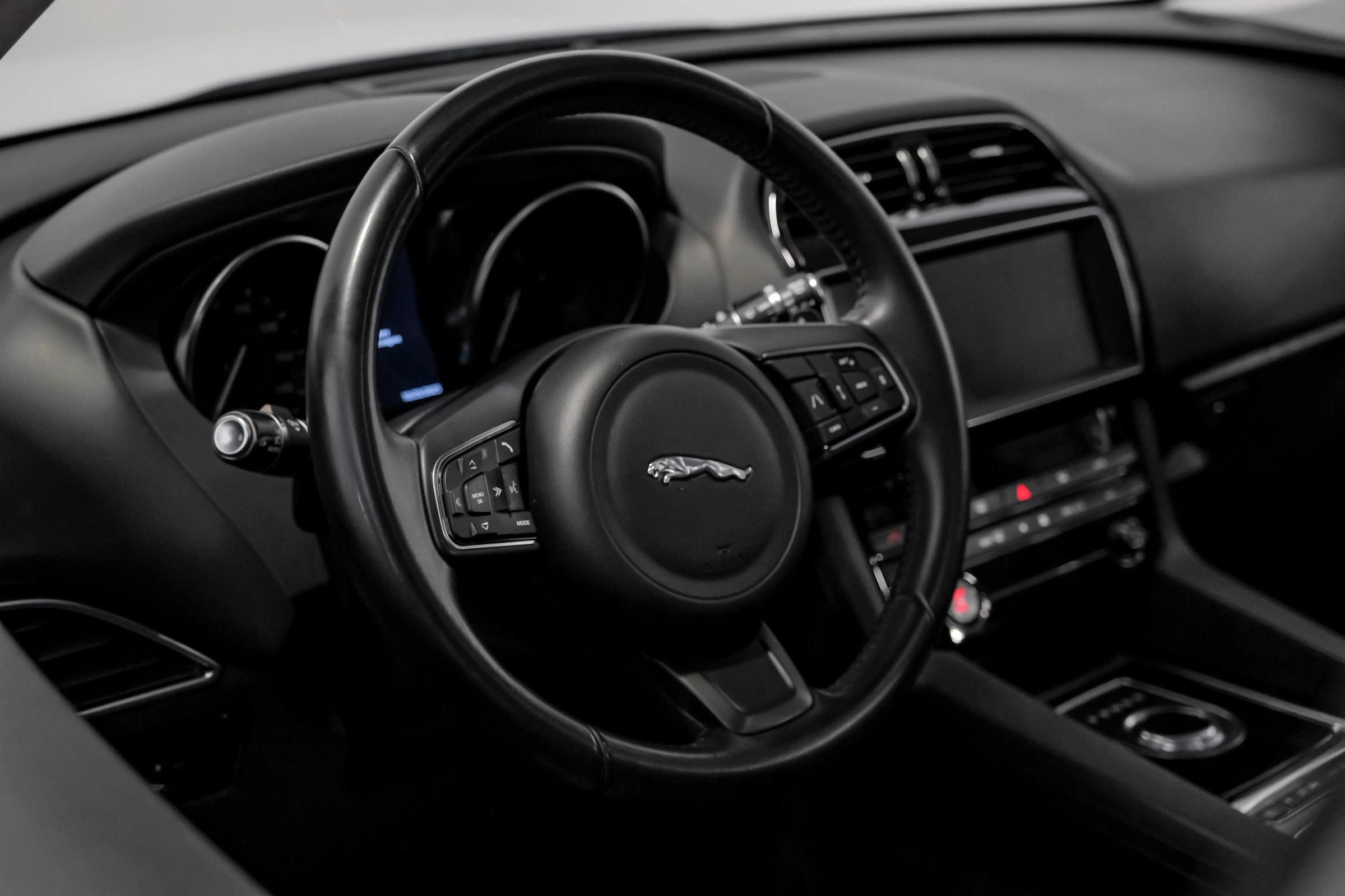 Used 2019 Jaguar F-PACE Premium AWD/4WD image 11