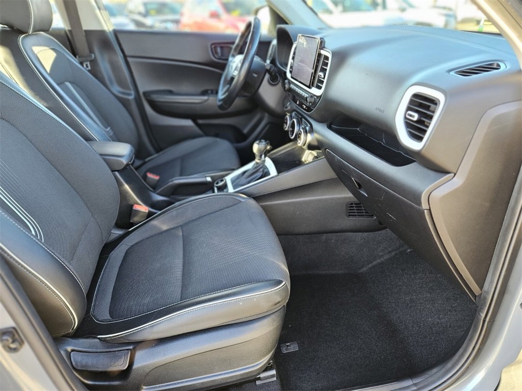 Used 2023 Hyundai Venue Limited image 8