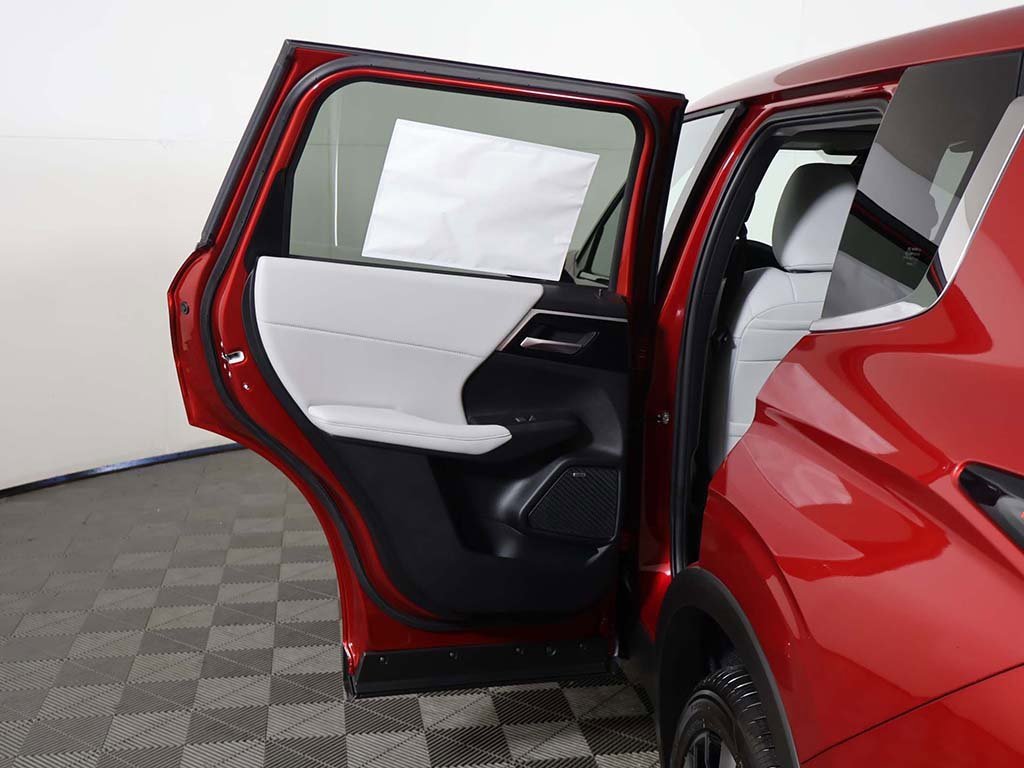 New 2025 Mitsubishi Outlander SE image 23