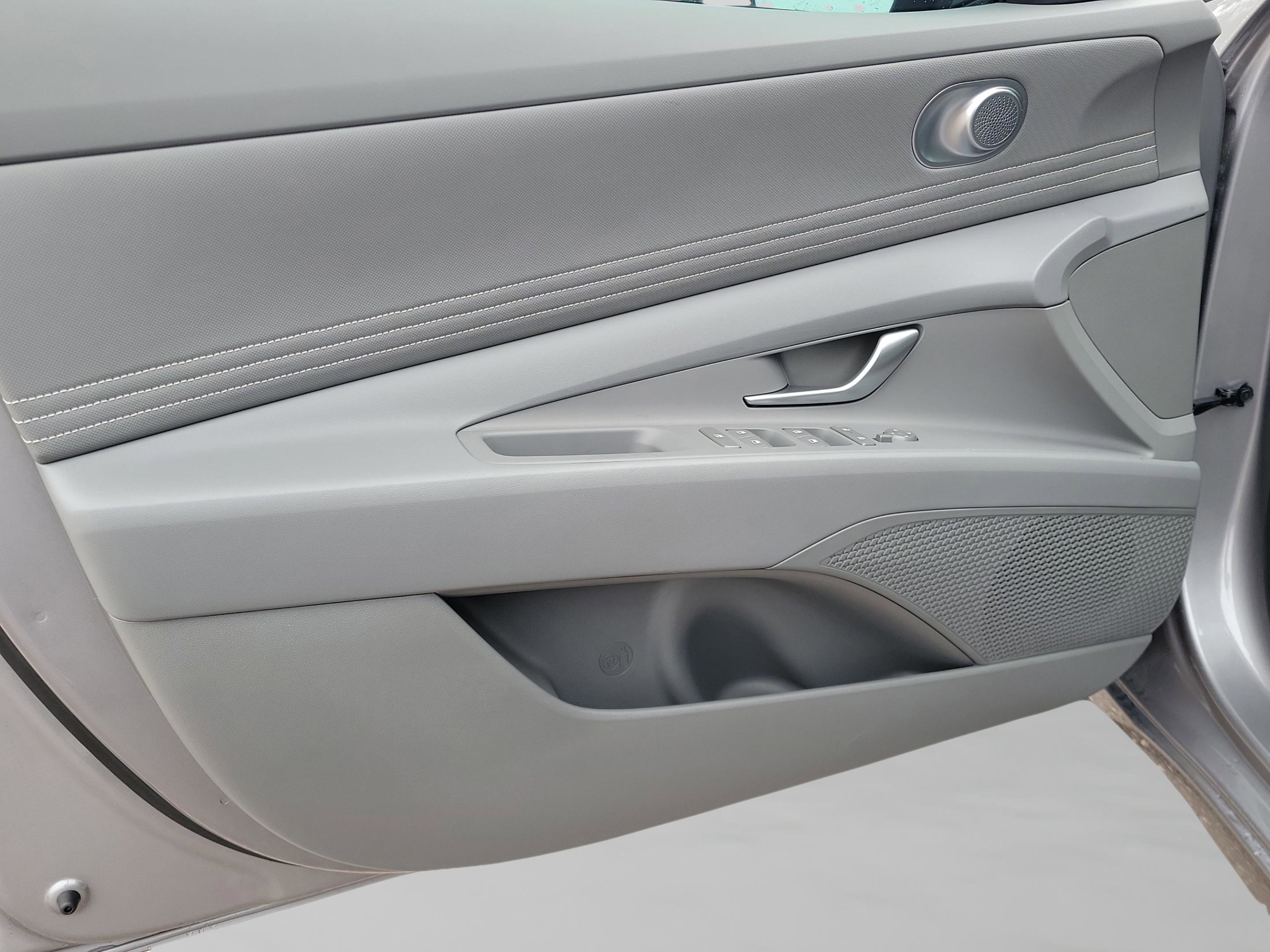 Certified 2025 Hyundai Elantra Sport image 17