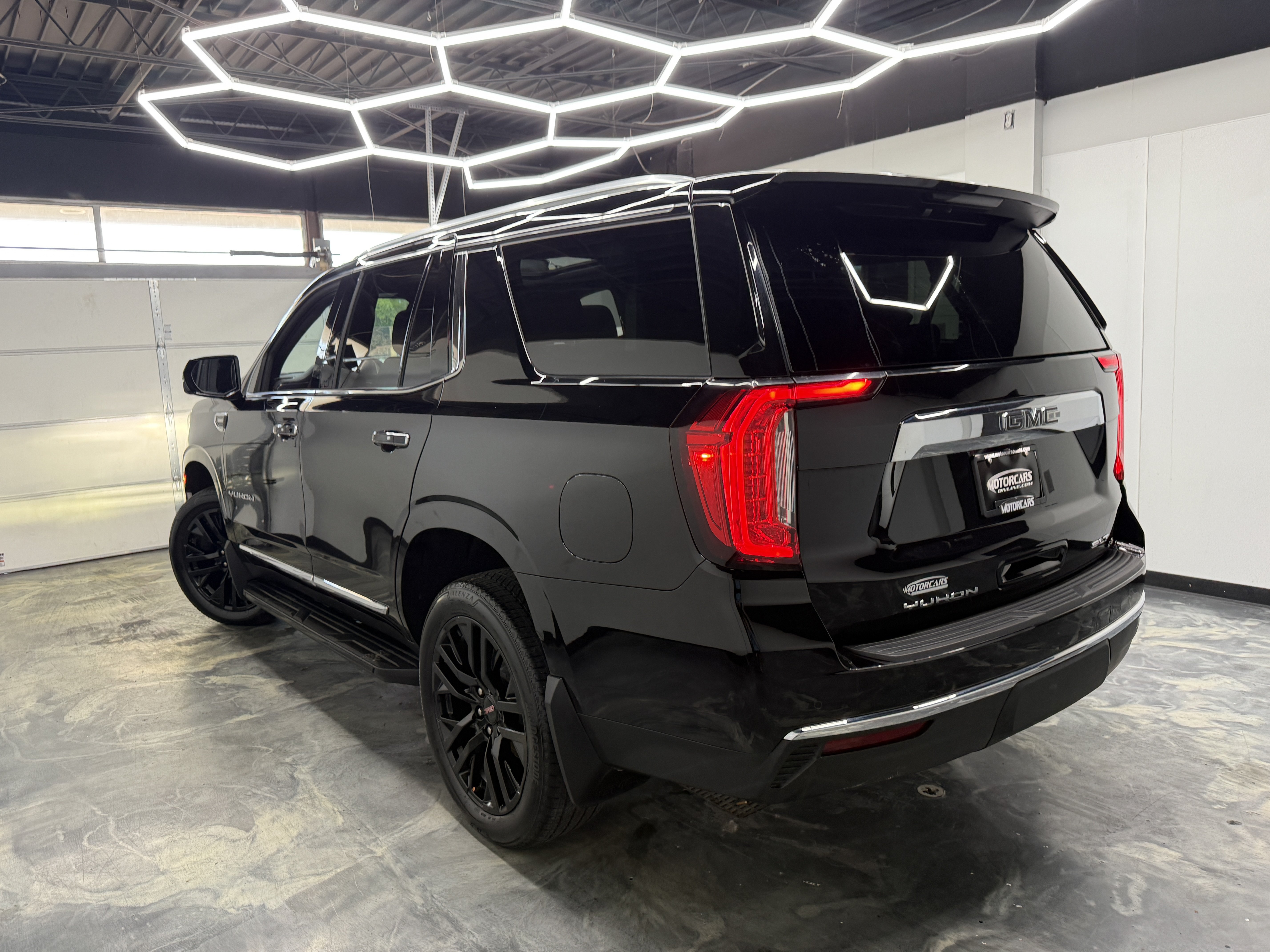 Used 2023 GMC Yukon SLT w/ SLT Premium Package AWD/4WD image 3