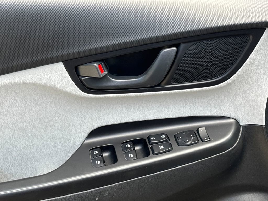 Used 2023 Hyundai Kona SE AWD/4WD image 16