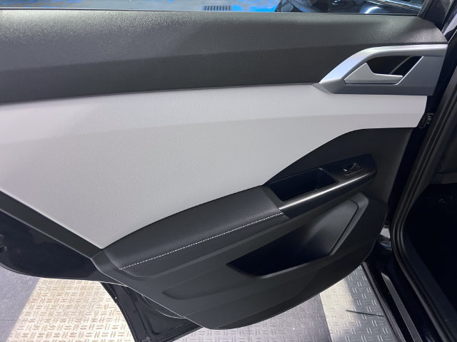 Certified 2025 Volkswagen Taos SE FWD image 17