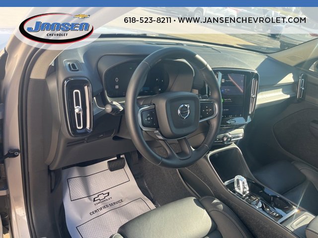 Used 2025 Volvo XC40 B5 Plus image 13