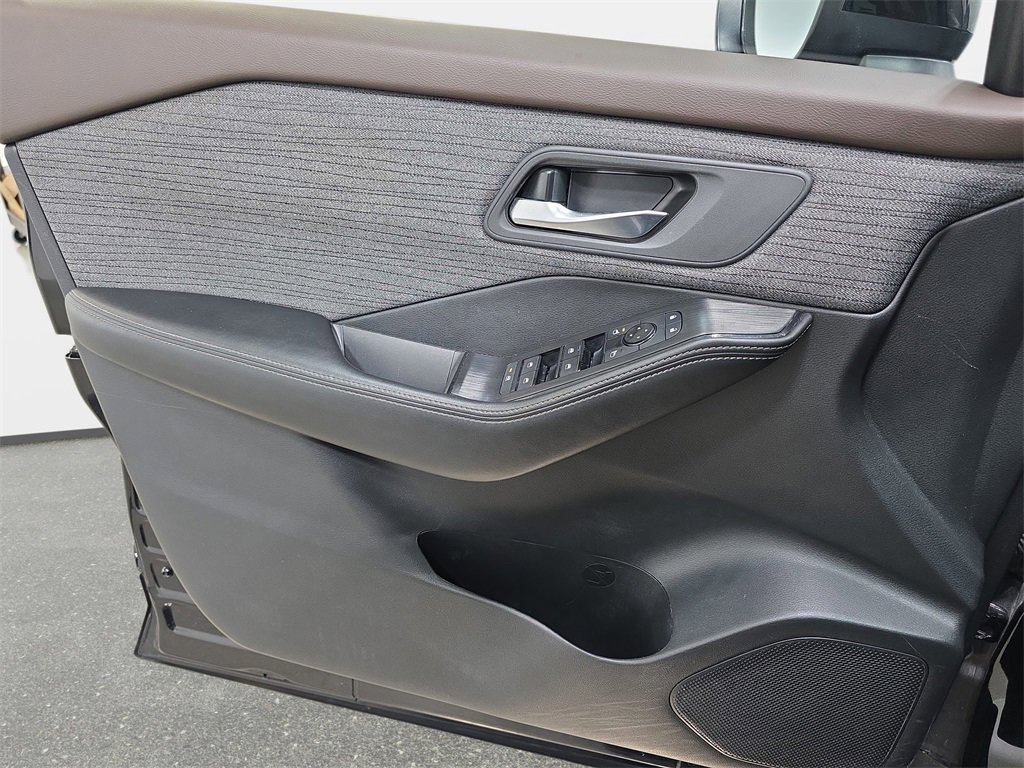 Used 2023 Nissan Rogue SV image 27