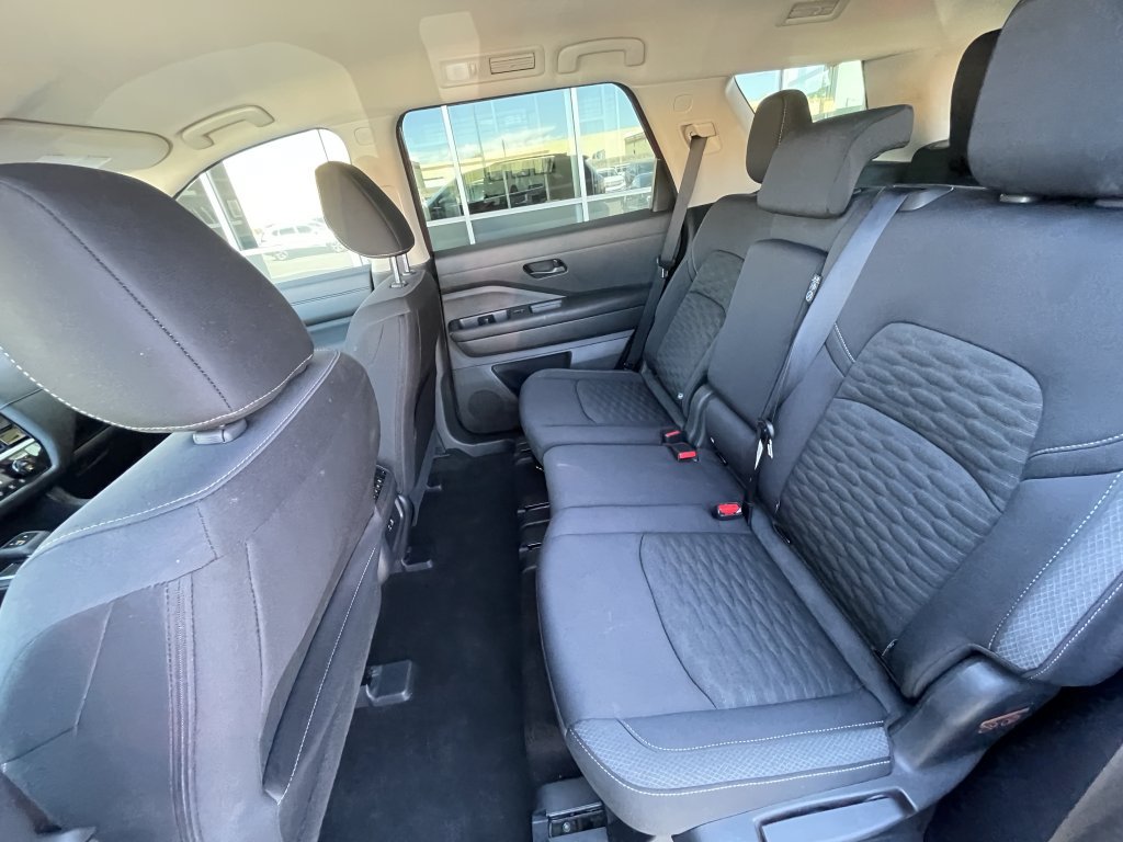 Used 2024 Nissan Pathfinder SV w/ Lighting Package (N92) FWD image 17