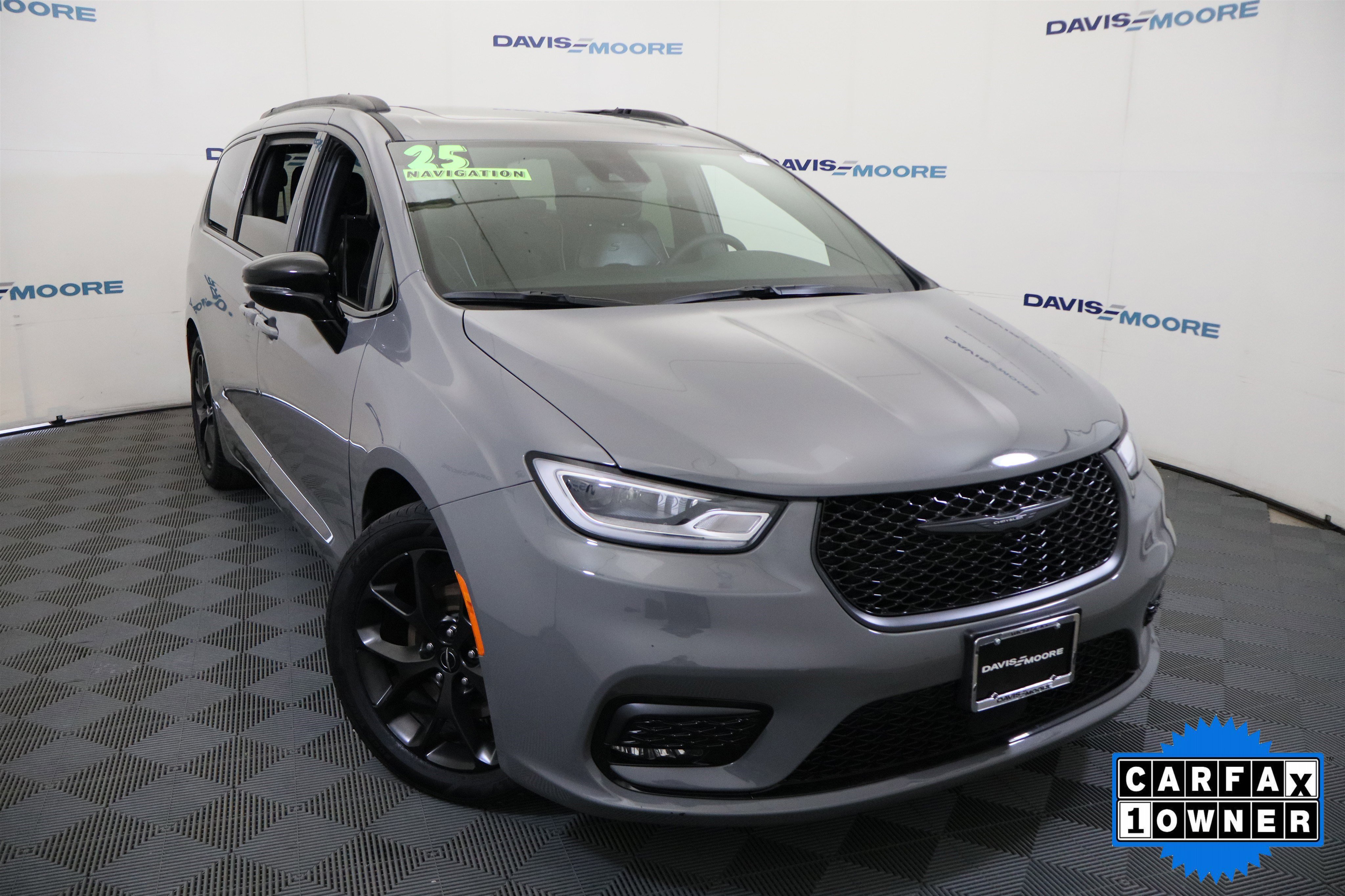 Used 2025 Chrysler Pacifica Limited image 2