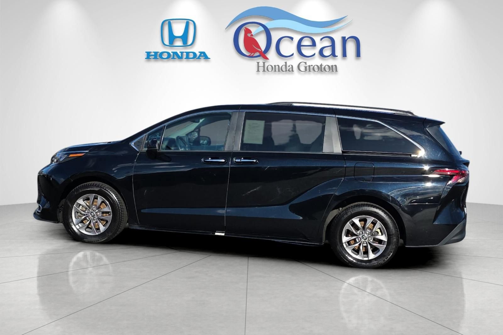 Used 2024 Toyota Sienna XLE image 6