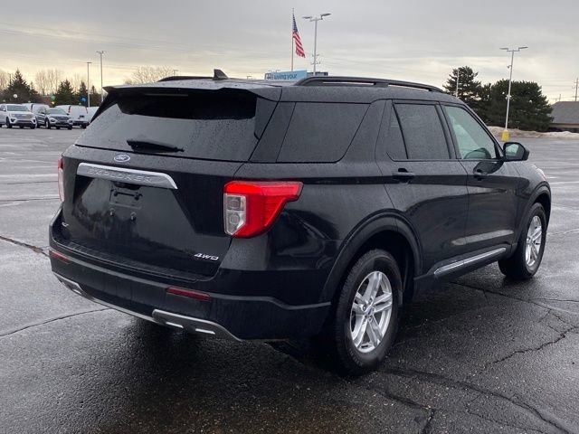 Used 2023 Ford Explorer XLT AWD/4WD image 3