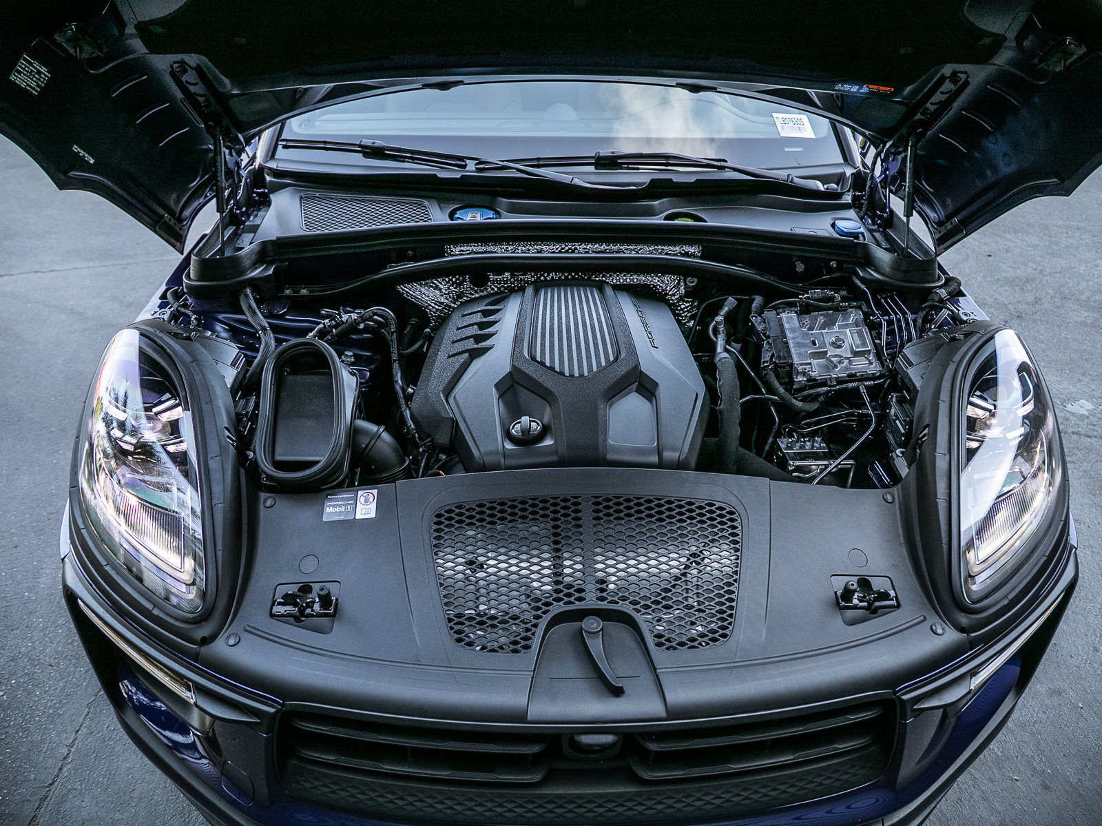 Certified 2026 Porsche Macan AWD/4WD image 23