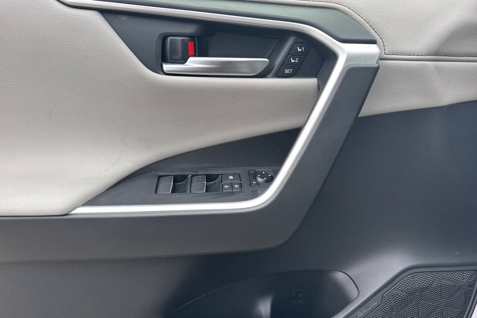 Used 2020 Toyota RAV4 Limited image 11