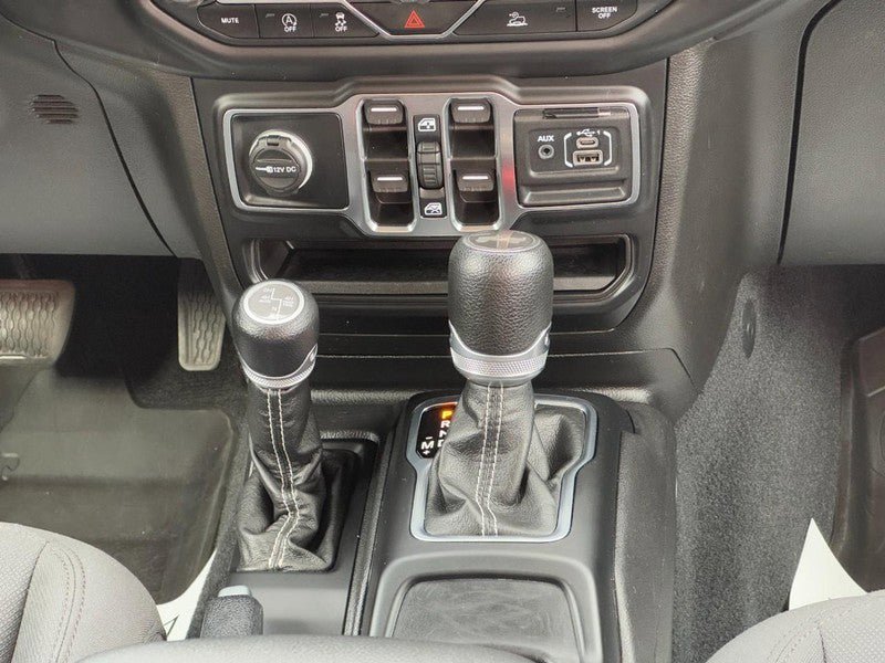 Used 2022 Jeep Wrangler Unlimited Sahara AWD/4WD image 14