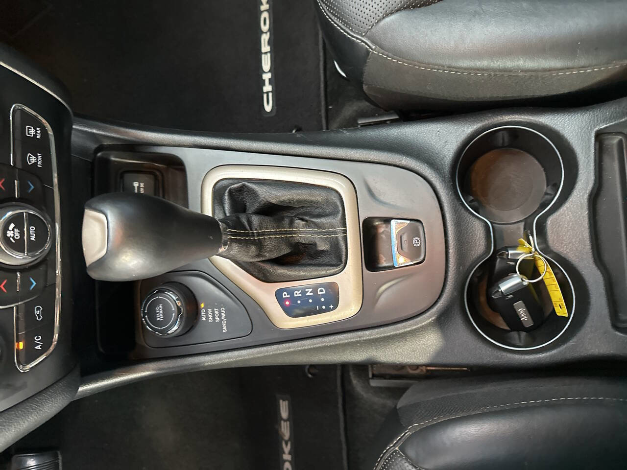 Used 2015 Jeep Cherokee Limited w/ Luxury Group image 28