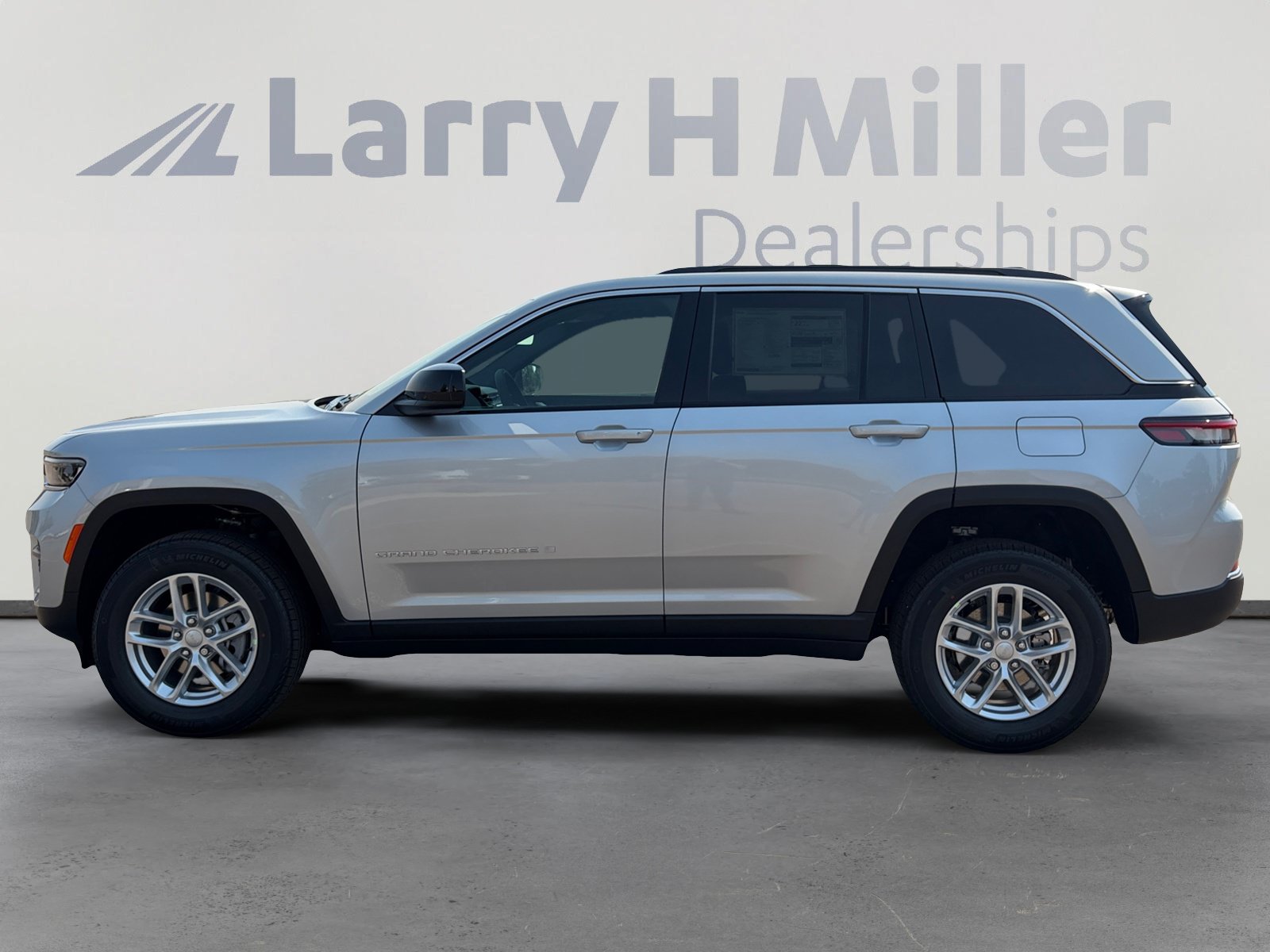 New 2026 Jeep Grand Cherokee Laredo AWD/4WD image 3