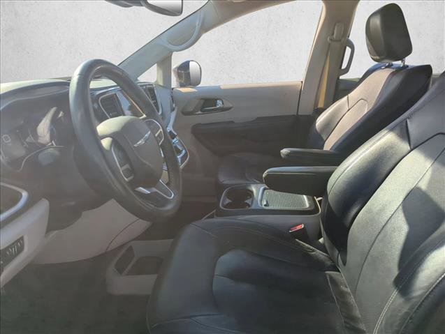 Used 2022 Chrysler Pacifica Touring-L image 13