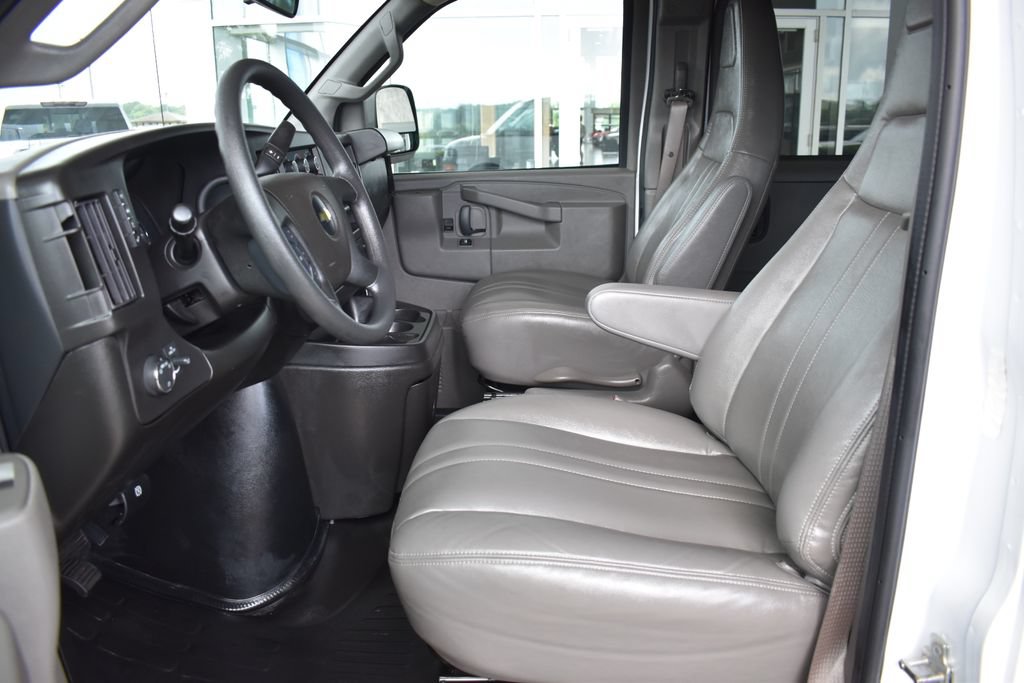 Used 2024 Chevrolet Express 3500 LS RWD image 3