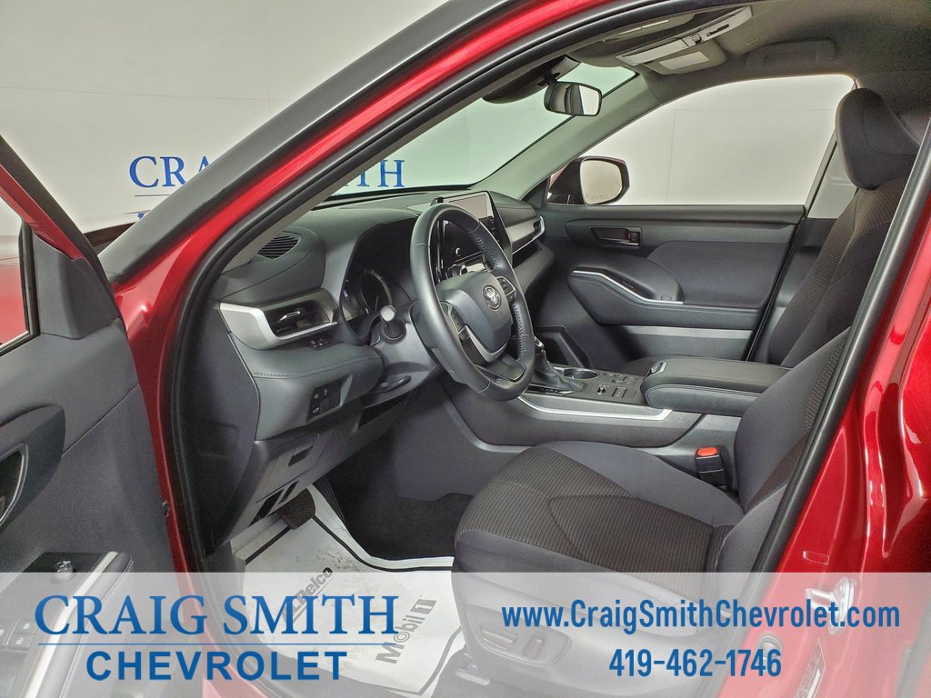 Used 2024 Toyota Highlander LE image 31