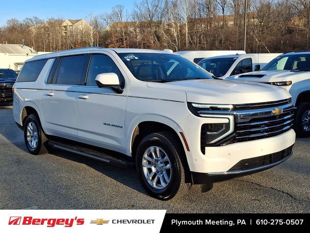 Used 2025 Chevrolet Suburban LT AWD/4WD image 2