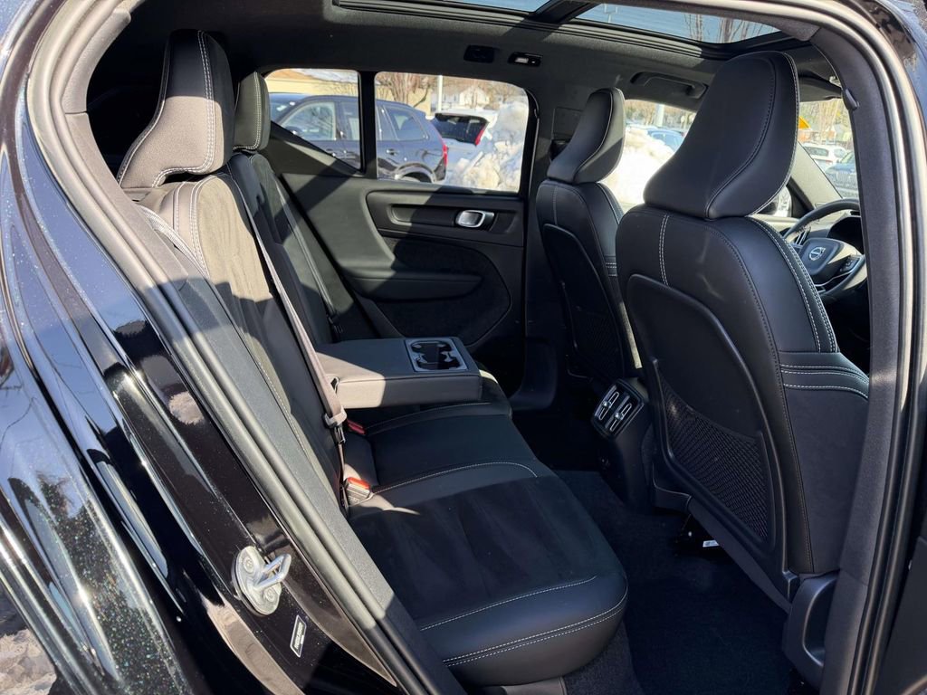 Used 2023 Volvo XC40 Recharge Plus image 12