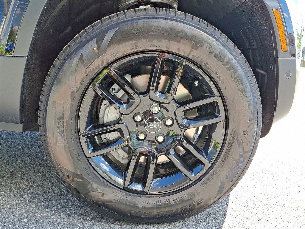 New 2025 Land Rover Defender 110 S image 5