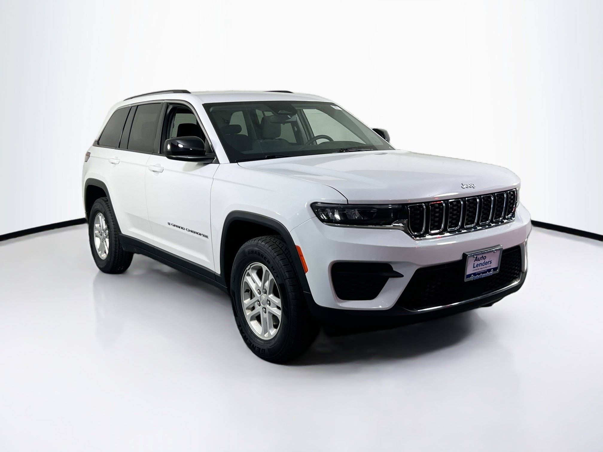 Used 2023 Jeep Grand Cherokee Laredo AWD/4WD image 3