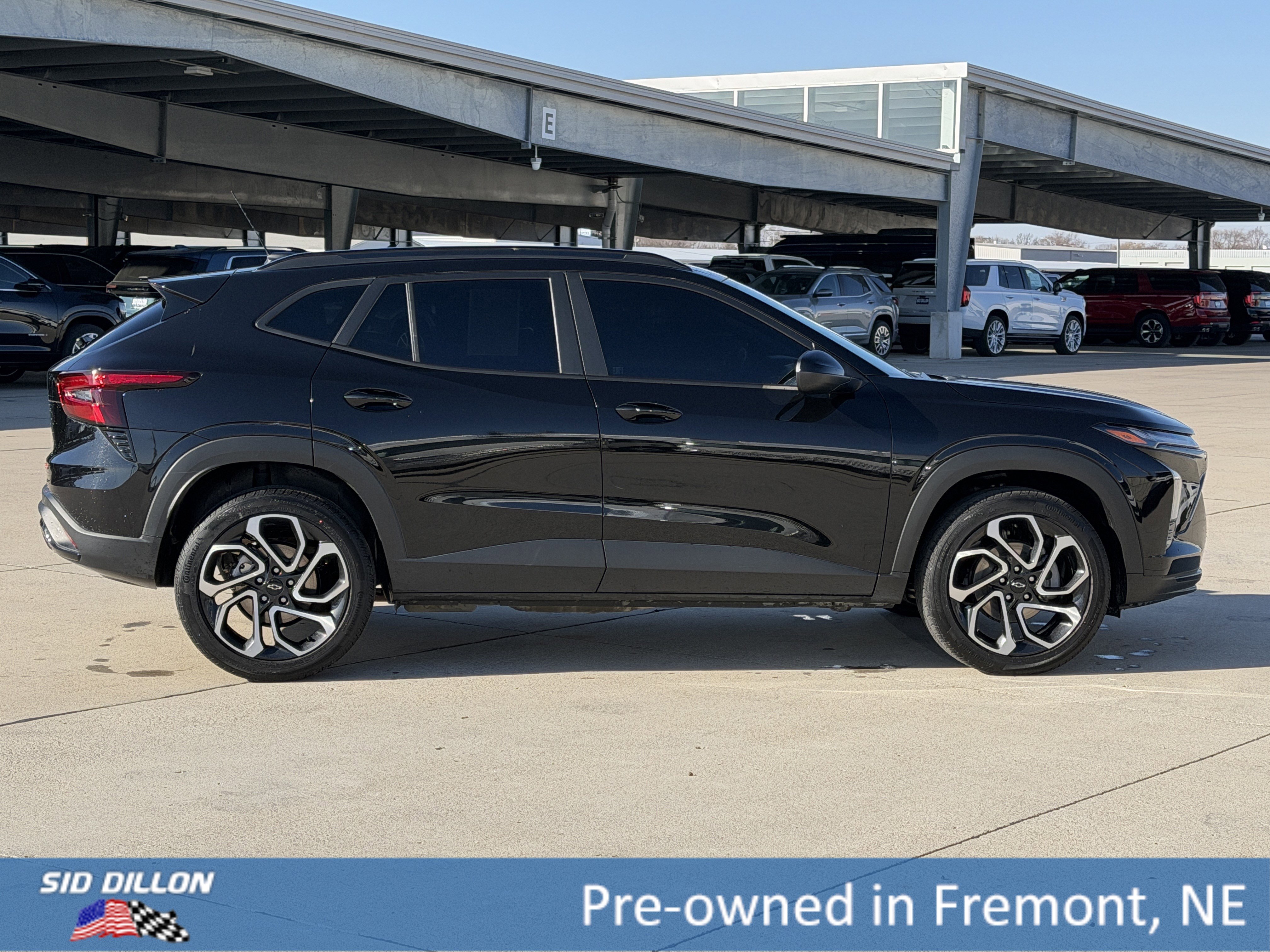 Used 2025 Chevrolet Trax RS w/ Sunroof Package FWD image 3