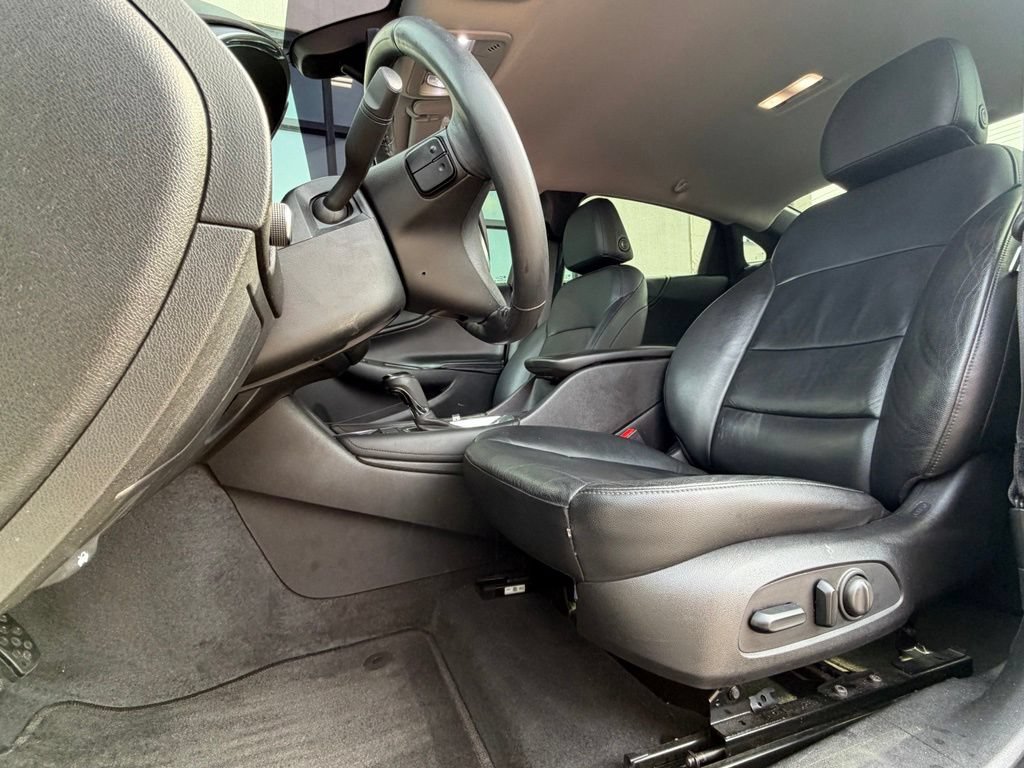 Used 2017 Chevrolet Malibu LT w/ Leather Package FWD image 6